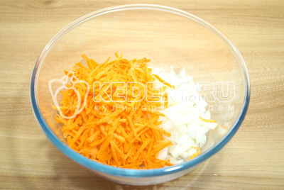 В миску нашинковать мелкими кубиками лук, морковь натереть на терке.