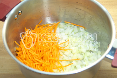 В глубокой кастрюле обжарить на растительном масле мелко нашинкованный лук и тертую морковь.