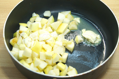 На сковороде распустить сливочное масло и обжарить кубиками нарезанные яблоки.