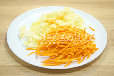 Нарезать картофель ломтиками, морковь натереть на терке.