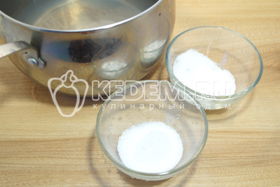 Слить воду в кастрюлю, добавить соль и сахар из расчета 2 ст. ложки соли и 4 ст. ложки сахара на 1 литр воды. Вскипятить маринад. 