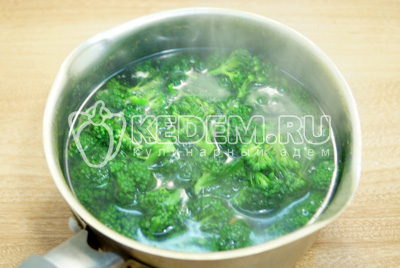 Бланшировать овощи по отдельности. Готовить брокколи 2-3 минуты.