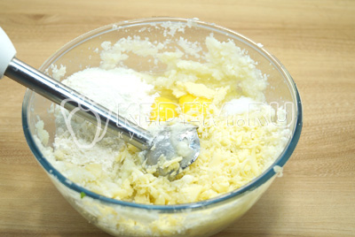 Добавить тертый сыр, яйца, муку и соль. Еще раз хорошо пробить блендером до однородности.