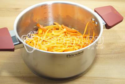 Добавить нашинкованную морковь и соломкой нарезанный пере, обжаривайте еще 2-3 минуты.