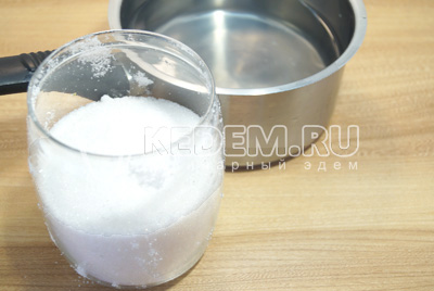 Приготовить сироп, в горячей воде распустить сахар и за кипятить.