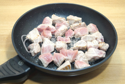 Мясо кусочками нарезать и обжарить на сковороде с растительным маслом.