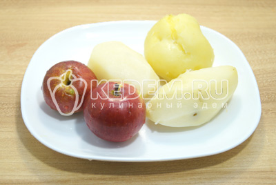 Картофель сварить, остудить и очистить. Яблоки очистить от кожуры по вкусу.