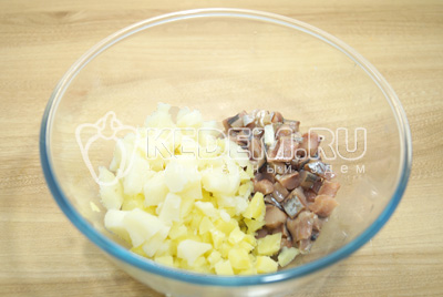 В миску нарезать кубиками филе сельди и картофель.