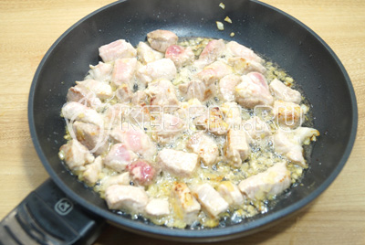 На сковороде с растительным маслом обжарить мелко нашинкованный лук и кусочками нарезанное мясо. Обжаривать 3-4 минуты.