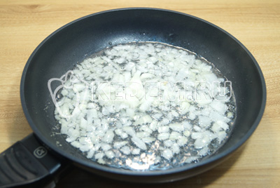 Мелко нашинкованный лук обжарить на сковороде с добавлением 2 столовых ложек растительного масла.