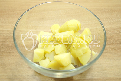 Нарезать крупными кубиками картофель в миску.