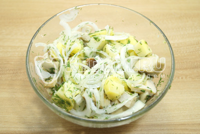 Перемешать салат и заправить растительным маслом. Посолить салат по вкусу.
