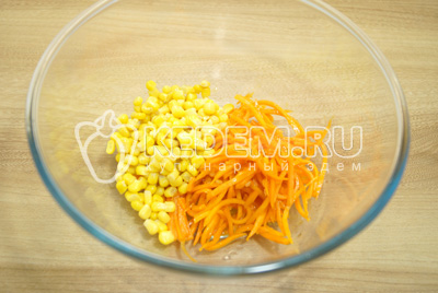 В миску выложить кукурузу и морковь по-корейски.