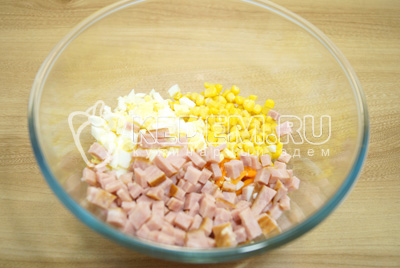 Добавить кубиками нерезаные яйца и колбасу.