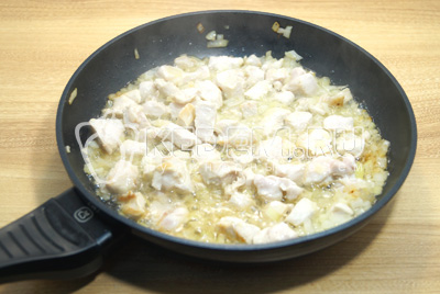 Обжарить мелко нашинкованное филе и лук на сковороде с растительным маслом.