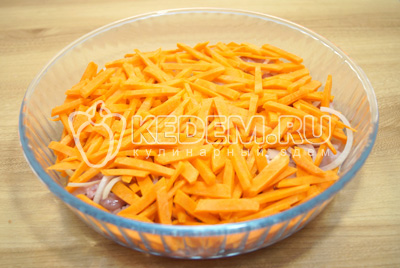 Добавить соломкой нарезанную морковь.