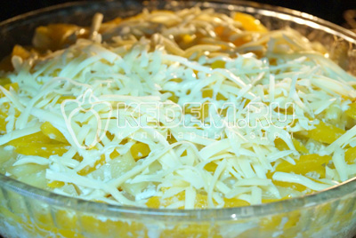 За 10 минут до окончания готовки снять фольгу и посыпать тертым сыром.