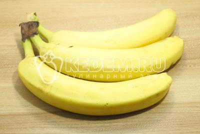 Бананы очистить.
