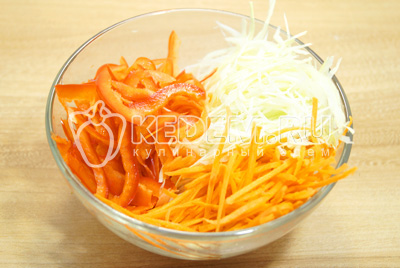 В миску нашинковать капусту, морковь и перец. Перемешать и немного посолить.