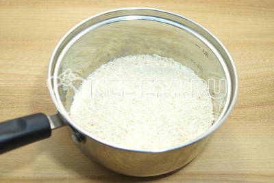 Рис промыть, залить холодной водой, варить до готовности.