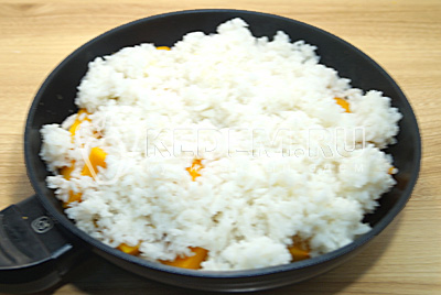 Добавить отварной рис.