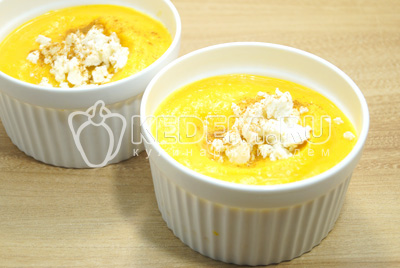 Разложить суп пюре по тарелкам и добавить сверху крошками сыр фетакса и сладкую паприку.
