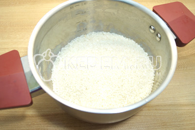 Рис промыть и выложить в кастрюлю.