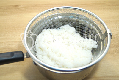 Откинуть рис на сито и промыть чистой водой. Дать воде стечь.
