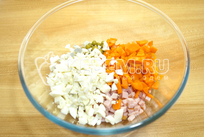 Добавить отварные яйца и отварную морковь нарезанные кубиками.