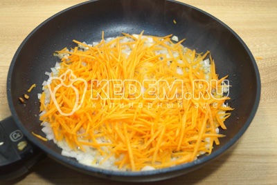 Обжарить на сковороде с растительным маслом, мелко нашинкованный лук и тертую морковь.