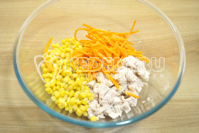 Добавить консервированную кукурузу и морковь по-корейски.