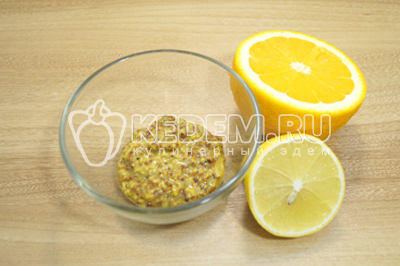 В миску выложить горчицу, добавить сок половиной лимона и апельсина.