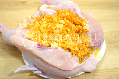 Разрезать курицу по грудке, послить и выложить начинку во внутрь.