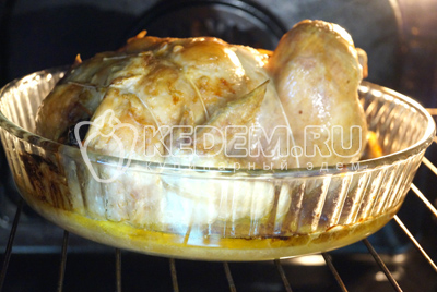 Выложить курицу в форму и смазать майонезом. Запекать курицу в духовке при 180 градусах 1 час, периодично полить соком из формы.