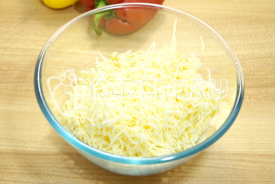 Натереть сыр на терке и выложить в миску.