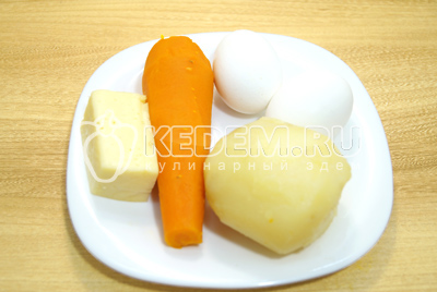 Морковь, яйца и картофель отварить, сыр натереть на терке.
