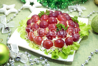 Салат с виноградом «Новогодний шарм»