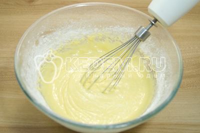 Добавить к яичной смеси мучную и хорошо перемешать тесто.