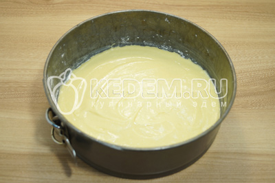 Разъемную форму смазать сливочным маслом и присыпать мукой, выложить тесто в форму.