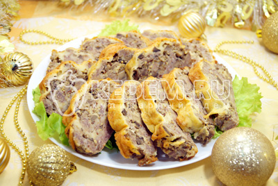 Мясной рулет с грибами и сыром «Новогодний»