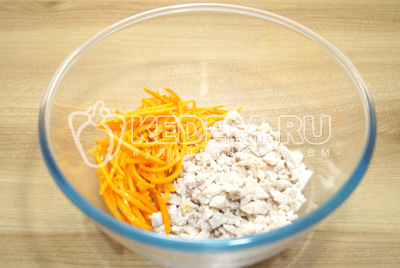 Куриное филе отварить и остудить. В миску нарезать мелко куриное филе и добавить морковь по-корейски.