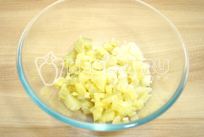 В миску нарезать кубиками отварной картофель.