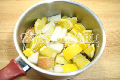 Добавить фрукты в сотейник и варить еще 2-3 минуты.