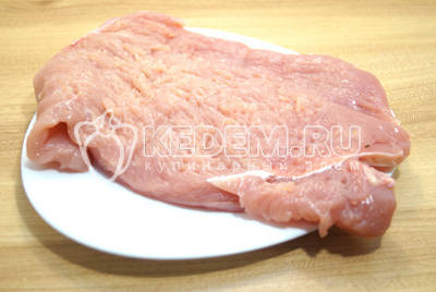 Хорошо отбить мясо. Если не получится сделать один равномерный пласт, нарежьте мясо и выложите в пласт в длину.