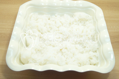 На гарнир отварить рис до готовности и выложить в глубокое блюдо.