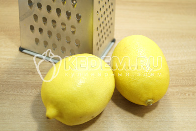 Снять цедру с лимонов при помощи мелкой терки.