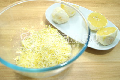 Выложить цедру в миску и добавить сок лимонов. Хорошо перемять цедру с соком.