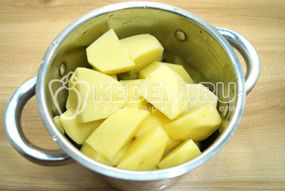 Картофель очистить, нарезать одинаковыми кусочками и сложить в кастрюлю.