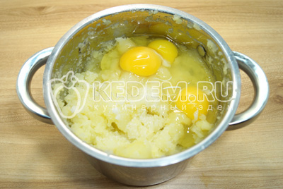 Слить воду и размять картофель толкушкой. Добавить яйца и соль.