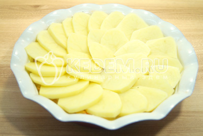 Добавить слой ломтиками нарезанного картофеля, немного посолить.